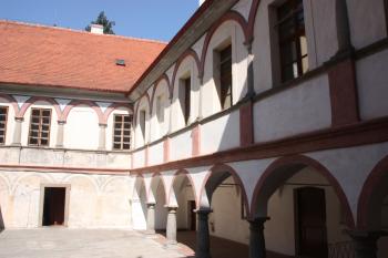 Severovýchodní kout arkádového nádvoří ( © Ivan Grisa 08/2011)