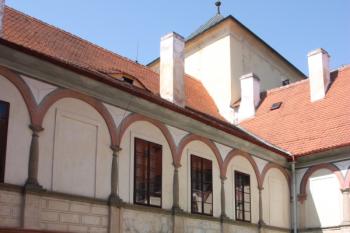 Severozápadní kout arkádového nádvoří s věží ( © Ivan Grisa 08/2011)