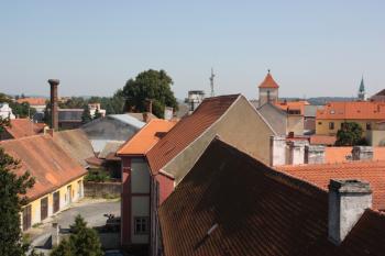 Pohled z věže na hospodářské budovy, v pozadí Pražská brána a věž klášterního kostela ( © Ivan Grisa 08/2011)