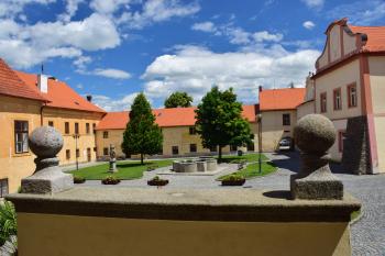 Nádvoří od západu (© Jiří Cukr 07/2016)