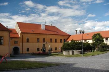 Východní nádvoří ( © Roman Krejčí 7.7.2005)