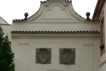 Vstupní brána do zámeckého areálu z náměstí ( © Petr Turyna 07/2006)
