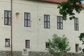 Západní průčelí se stopami po dávné dispozici objektu ( © Petr Turyna 07/2006)