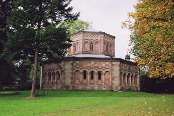 Hrobka Harrachů od zámku (© Petr Laššák 10/2005)