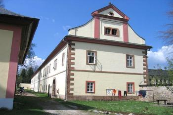 Budova předzámčí ( © Pavel Vítek 05/2006)