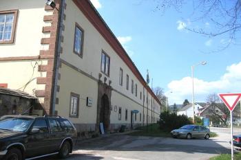 Předzámčí z ulice ( © Pavel Vítek 05/2006)