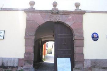 Hlavní vchod do areálu zámku ( © Pavel Vítek 05/2006)