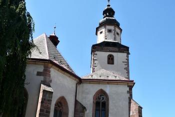 věž kostela a boční loď ( © Jan P. Štěpánek 07/2011)