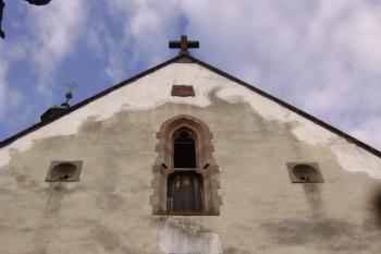 Průčelí s gotickým kruhovým oknem (© Daniel Šmidrkal, 07/2012)