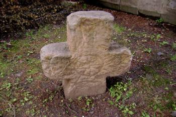 Smírčí kříž u kostela (© Daniel Šmidrkal, 07/2012)