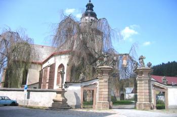 Vstupní brána do areálu kostela ( © Pavel Vítek 05/2006)