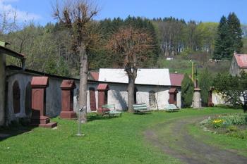 Křížová cesta na ohradní zdi okolo kostela ( © Pavel Vítek 05/2006)
