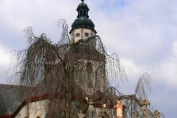 Kostel Nejsvětější Trojice, vstupní brána (© Jan Nechanický, 04/2007)