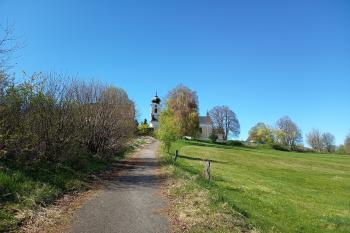 pohled na kostel z jihu od kaple sv. Vojtěcha (© Jaroslav Špiroch  05/2026)