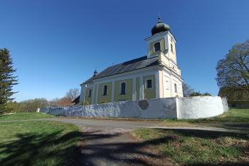 pohled na kostel ze severozápadu (© Jaroslav Špiroch  05/2026)