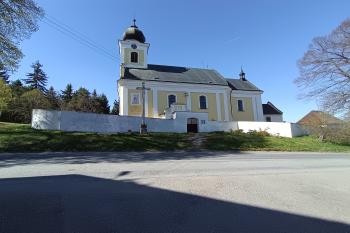 pohled na kostel s ohradní zdí, vstupní bránou a kamenným křížem z jihu (© Jaroslav Špiroch  05/2026)