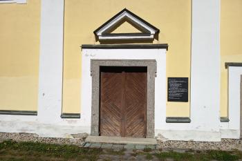 vstupní portál v západním průčelí (© Jaroslav Špiroch  05/2026)