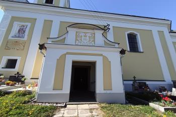 předsíň v jižním průčelí kostela (© Jaroslav Špiroch  05/2026)