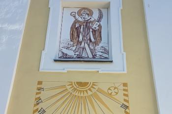 freska sv. Vojtěcha a sluneční hodiny v nároží (na západní straně) jižního průčelí (© Jaroslav Špiroch  05/2026)