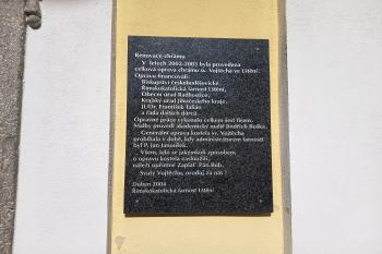 pamětní deska po pravé straně vstupního portálu v západním průčelí (© Jaroslav Špiroch  05/2026)