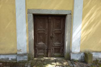hlavní vstupní portál kostela (© Jaroslav Špiroch  05/2026)