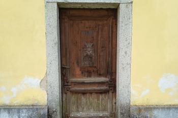 vstup na boční (severní) straně kostela (© Jaroslav Špiroch  09/2026)