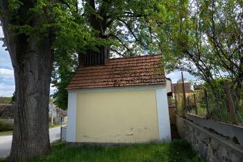 boční strana kaple - ze severu (© Jaroslav Špiroch  05/2026)