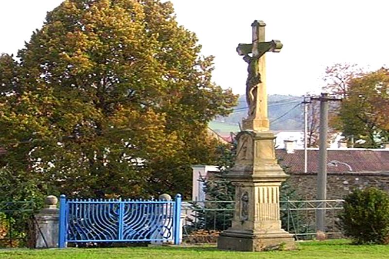 kříž u kostela