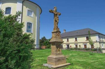 Kříž u kostela ve Velkém Týnci u Olomouce. (© Pavel Vítek  07/2015)