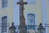 kříž u kostela