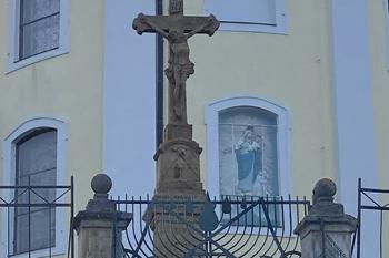 Kříž u kostela ve Velkém Týnci u Olomouce. (© Pavel Vítek  07/2015)