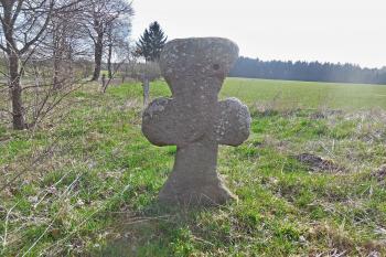smírčí kříž (© Jana Sůvová 04/2023)