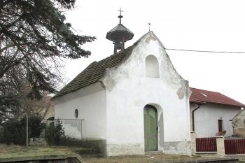 Kaplička v Trněném Újezdu, místní části obce Zákolany v okrese Kladno. (© Pavel Vítek  10/2015)