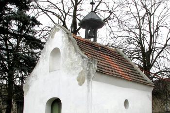 Kaplička v Trněném Újezdu, místní části obce Zákolany v okrese Kladno. (© Pavel Vítek  10/2015)