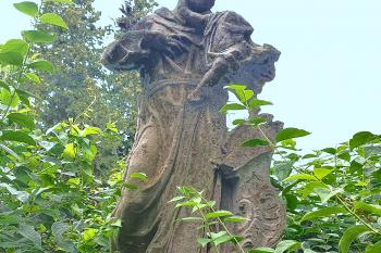 Socha sv. Antonína Paduánského ve Sloupu v Čechách. (© Pavel Vítek 10/2025)