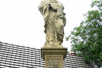 Sloup se sochou Panny Marie ve Velkém Týnci u Olomouce. (© Pavel Vítek 07/2015)