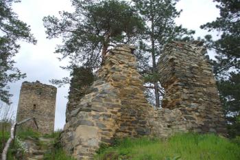 pohled na zachovalou věž od paláce (© zdeněk komínek, 05/2009)