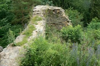 Zeď oblé bašty pod zaniklou věží (© Prudký Martin, 06/2008)