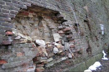 Bortící se kurtina mezi bastiony X. a XI. - západní strana Keplerovy ulice ( © Petr Turyna 02/2004)