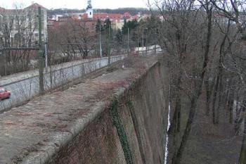Kurtina mezi bastiony na západní straně Keplerovy ulice ( © Petr Turyna 02/2004)
