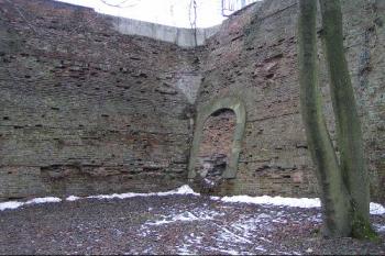 Zazděná poterna na severní straně bastionu X. ( © Petr Turyna 02/2004)