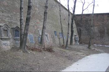 Jižní bok bastionu XI. ( © Petr Turyna 02/2004)