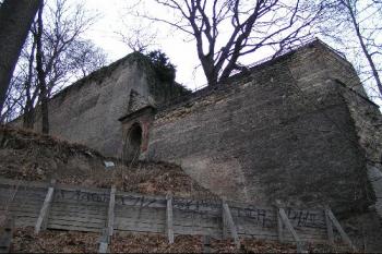 Novogotická branka v mnohoúrovňovém bastionu na prudkém svahu Petřína ( © Petr Turyna 02/2004)