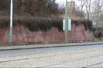 Opravený pravý líc bastionu XII., ulice U brusnice ( © Petr Turyna 02/2004)