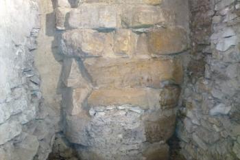 Obnažená vyzdívka studny v sklepení (© Prudký Martin, 01/2011)