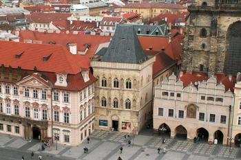 Celkový pohled na dům U kamenného zvonu ze Staroměstské radnice. ( © Miroslav BITTER 04/2007)
