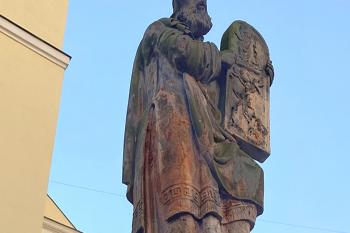 Sochy svatých Cyrila a Metoděje před kostelem ve Velkém Týnci u Olomouce. (© Pavel Vítek  07/2015)