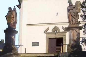 Sochy svatých Cyrila a Metoděje před kostelem ve Velkém Týnci u Olomouce. (© Pavel Vítek  07/2015)