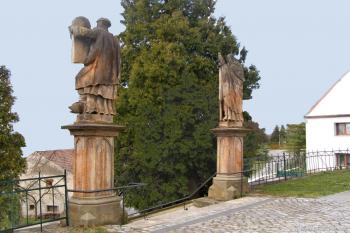 Sochy svatých Cyrila a Metoděje před kostelem ve Velkém Týnci u Olomouce. (© Pavel Vítek  07/2015)