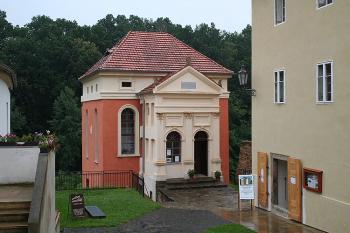 Synagoga a sousední dům v majetku židovské obce (© Ivan Grisa, 07/2008)